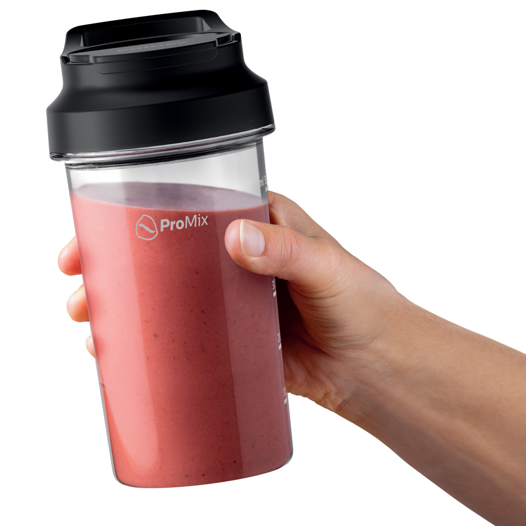 Bir el, kırmızı smoothie'li ve siyah kapaklı cam kap tutuyor.