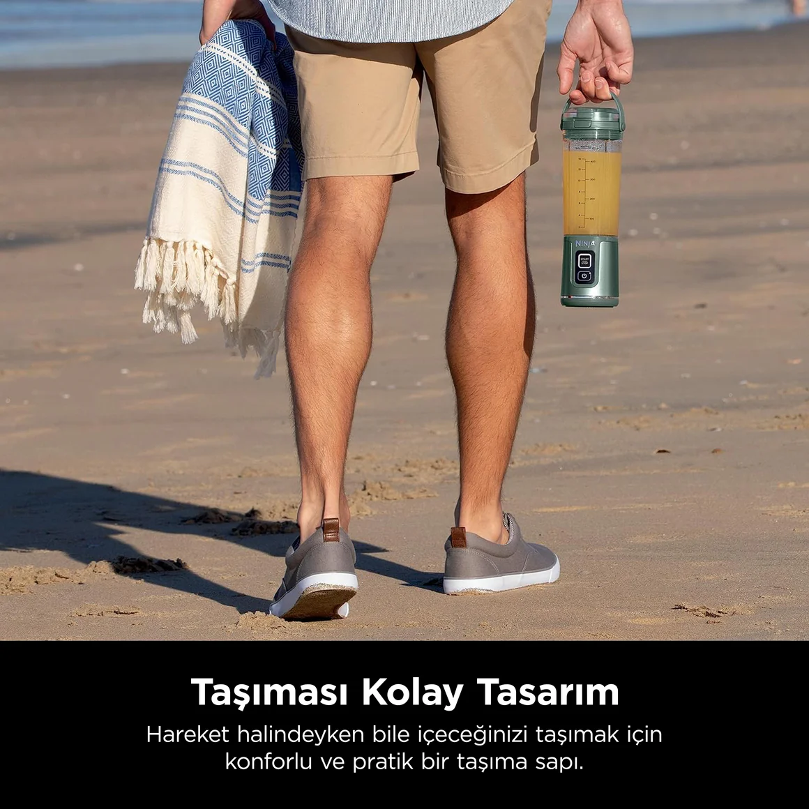 Uomo in spiaggia con asciugamano e frullatore.