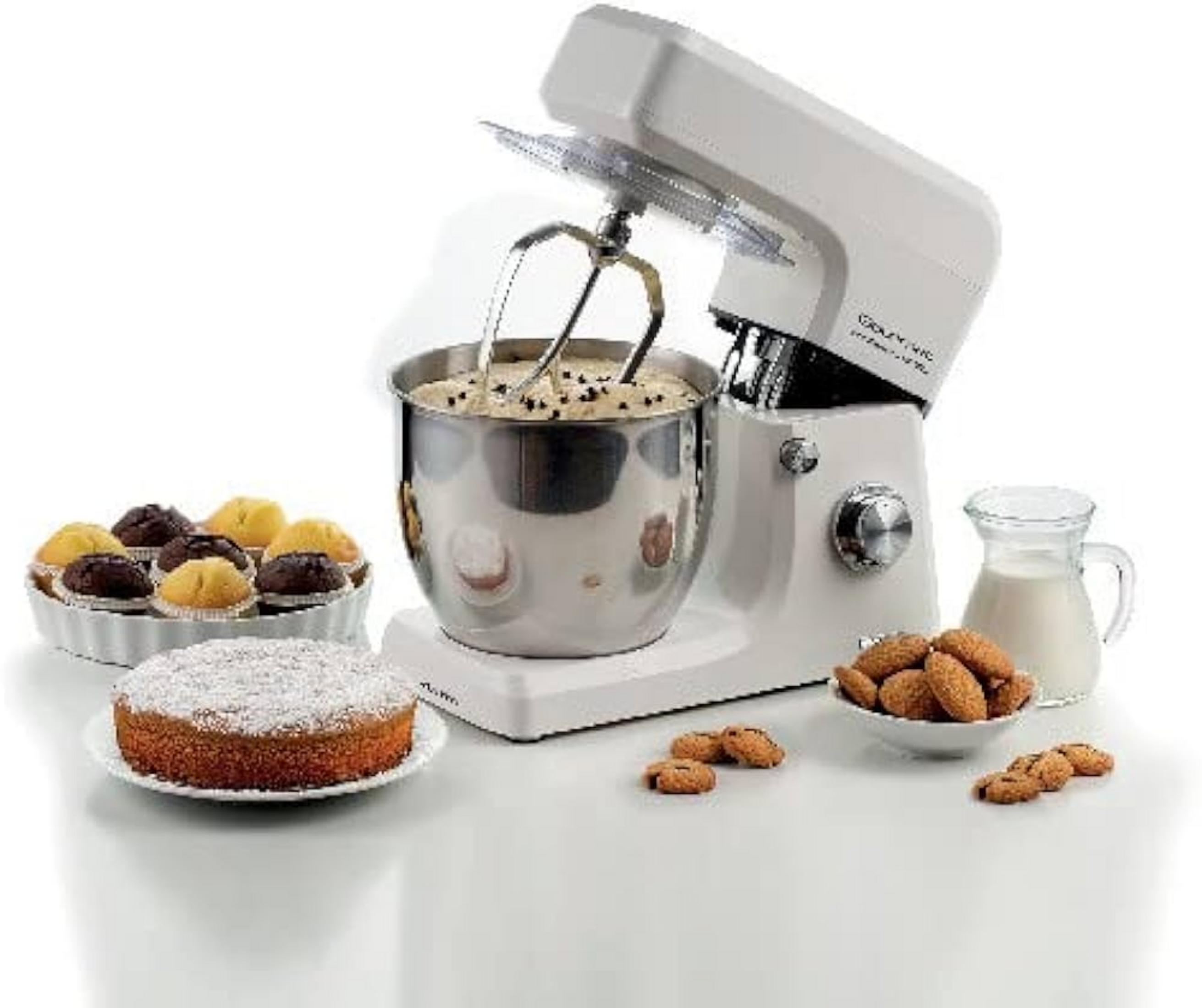 Beyaz stand mikseri, kapta hamur, kek, muffin, kurabiye ve süt.