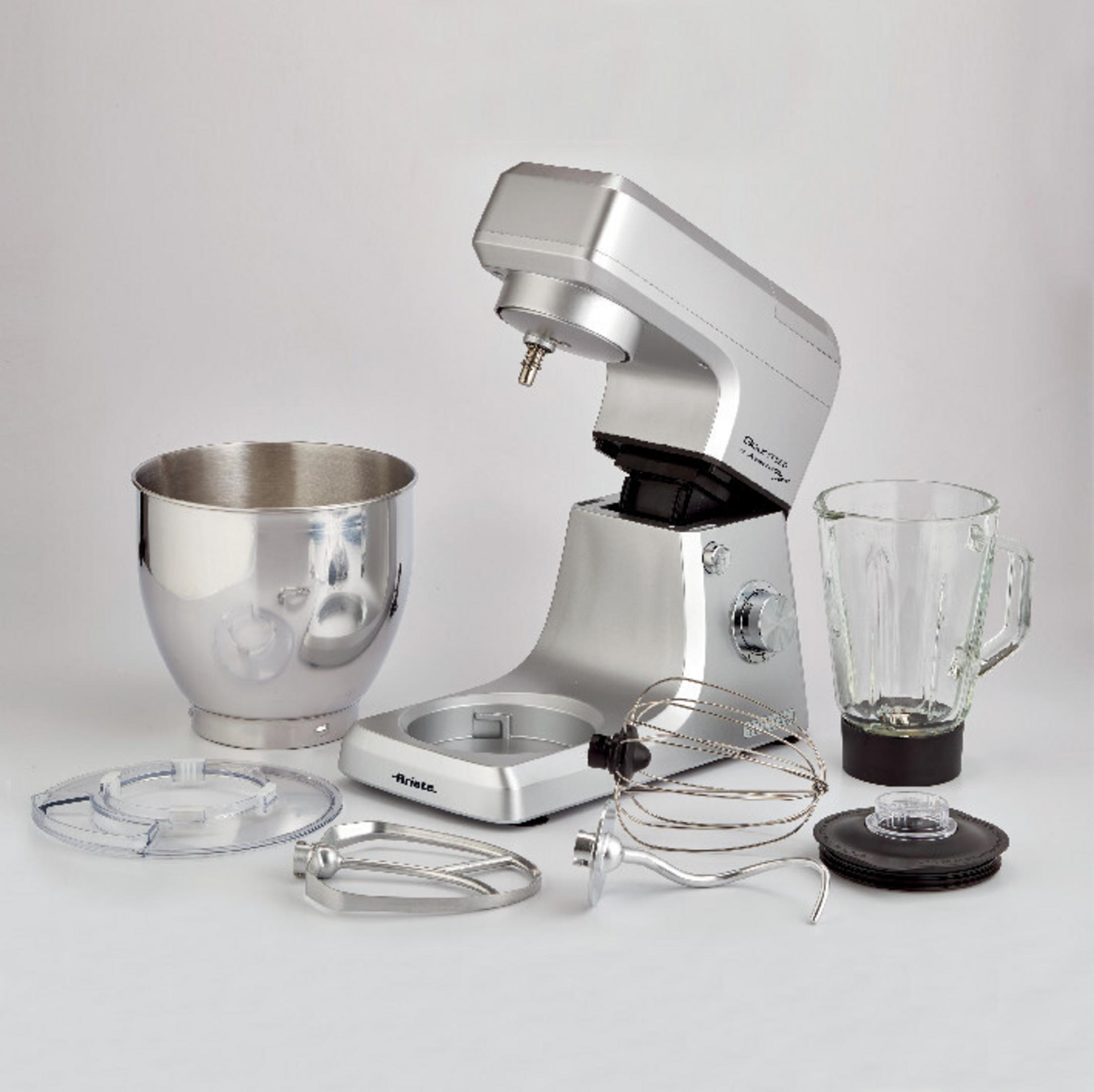Silberner Küchenmixer mit Schüssel, Schneebesen, Knethaken und Mixeraufsatz.