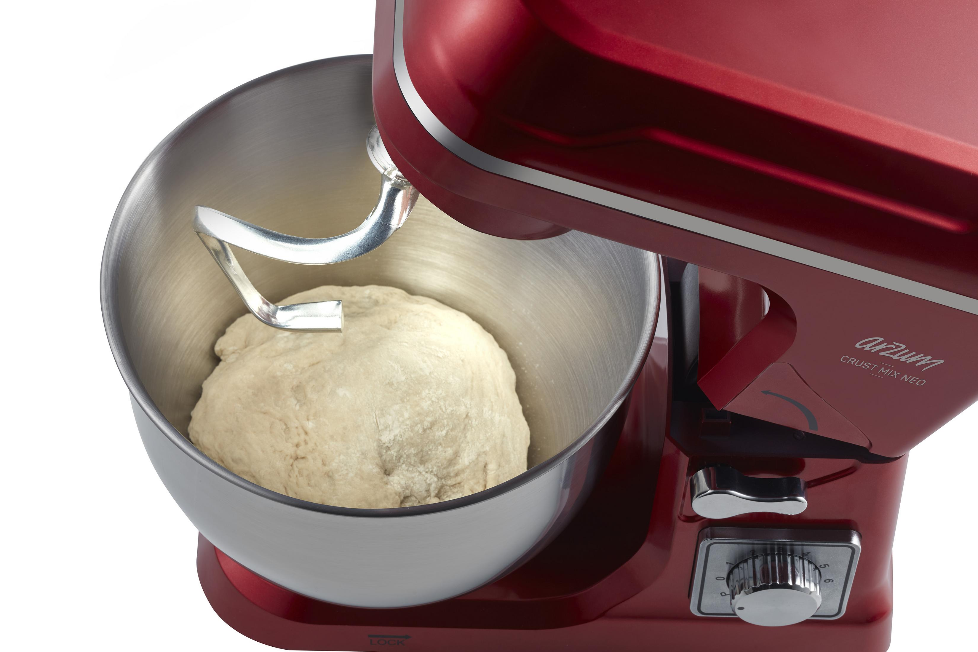 Eine rote Küchenmaschine mit einem Teighaken in einer Edelstahlschüssel mit Teig.