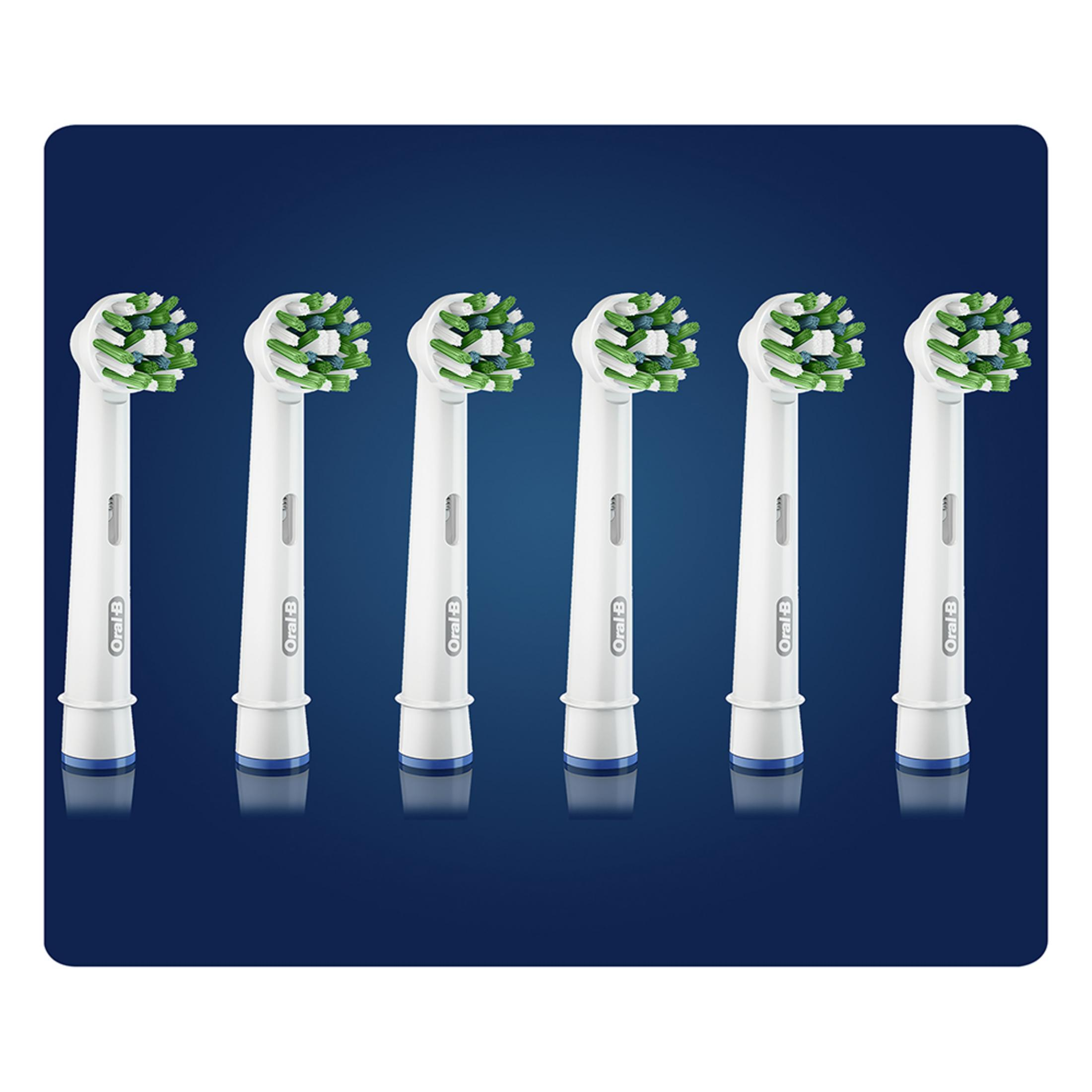 Seis cabezales de cepillo Oral-B blancos con cerdas verdes y blancas sobre fondo azul.