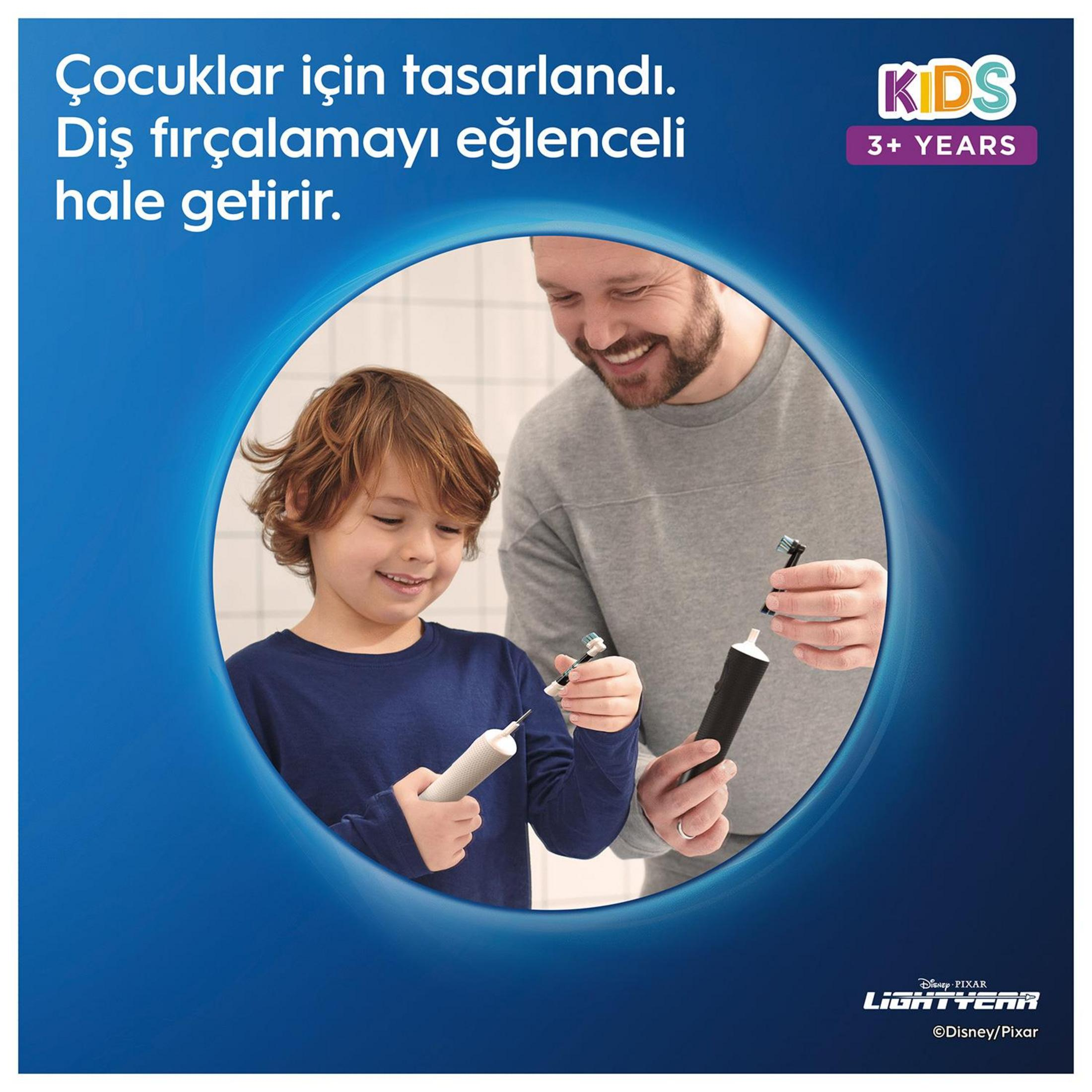 Bir adam ve bir çocuk diş fırçası tutuyor ve gülümsüyor.