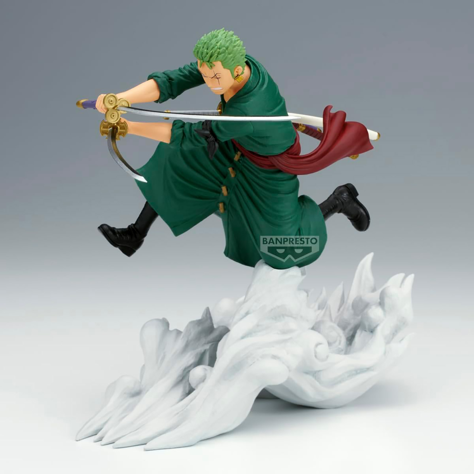 Action figure di Zoro in abito verde, impugna tre spade saltando nell'aria.