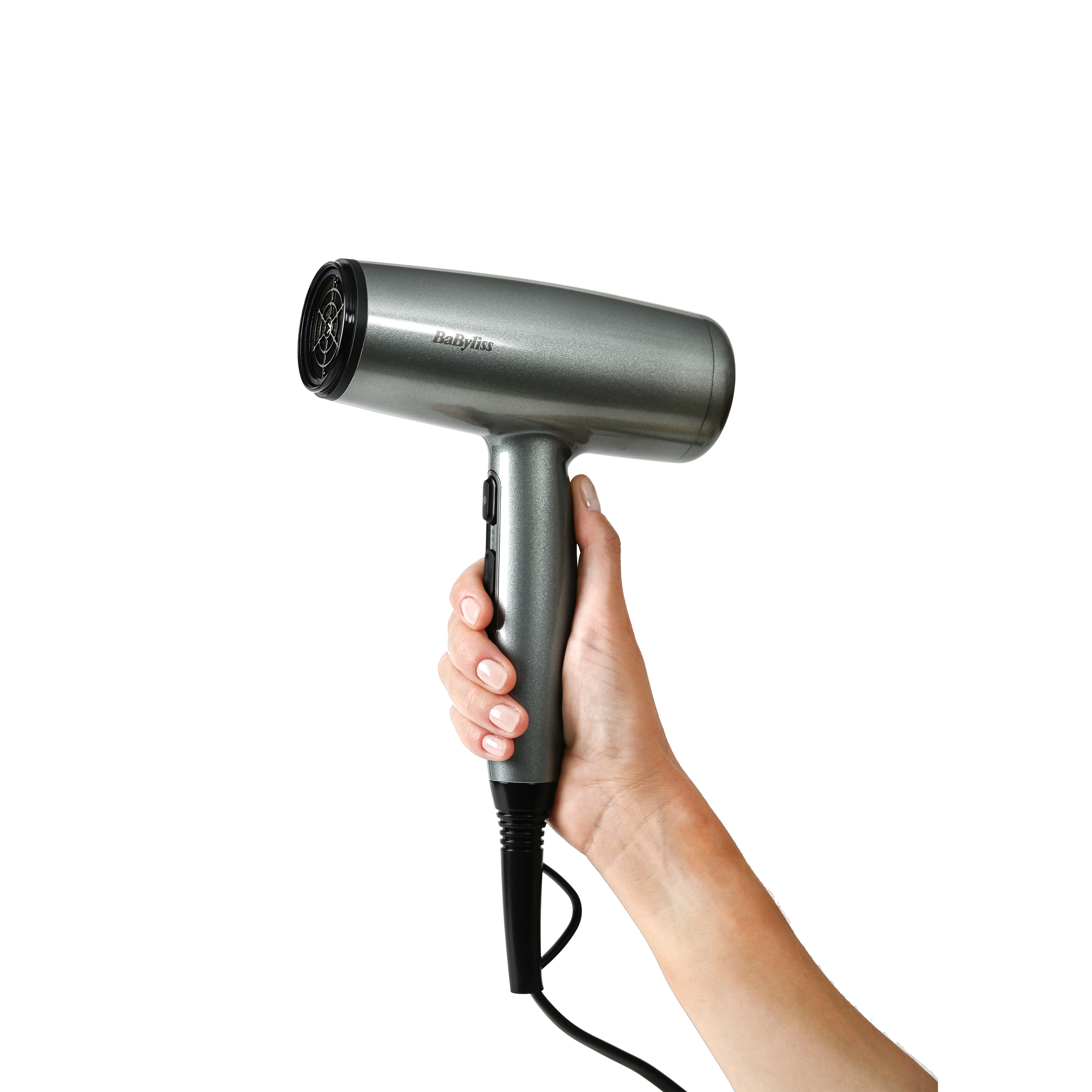 Een grijze BaByliss-haardroger wordt vastgehouden door een hand met manicure.