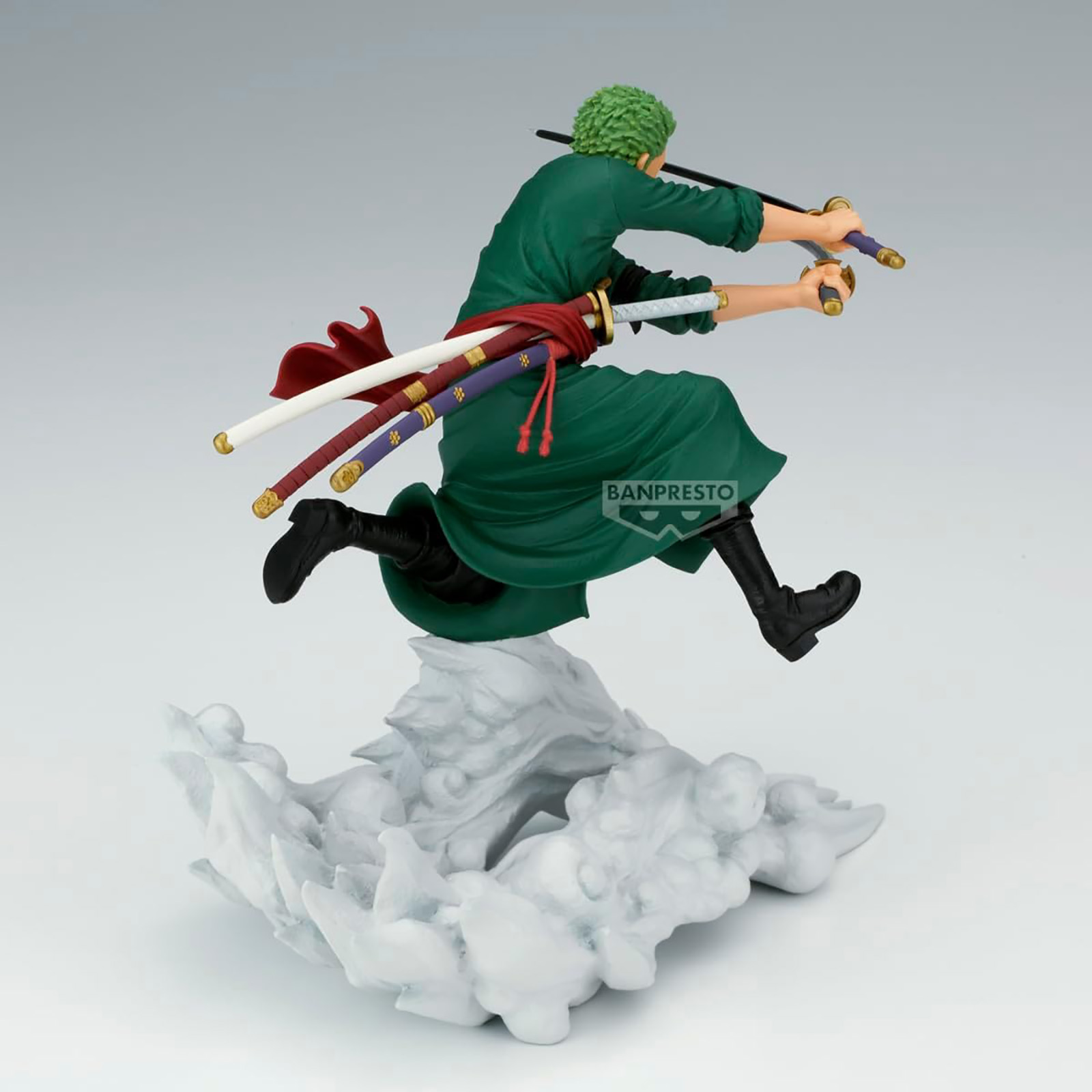 Figura verde con tre spade che salta su base bianca.