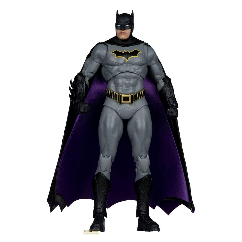 Action figure a figura intera di Batman in tuta grigia, mantello nero con fodera viola e simbolo del pipistrello giallo.