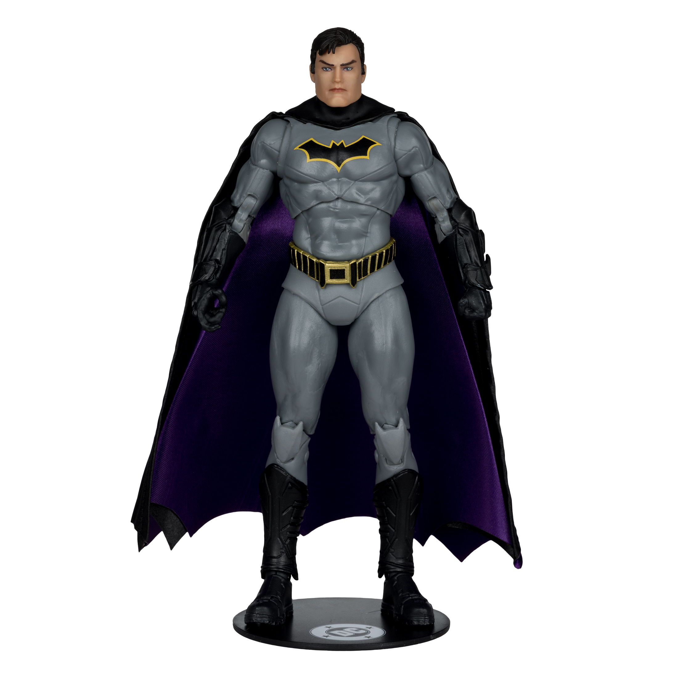 Action figure di Batman in completo grigio con mantello viola e simbolo pipistrello giallo.