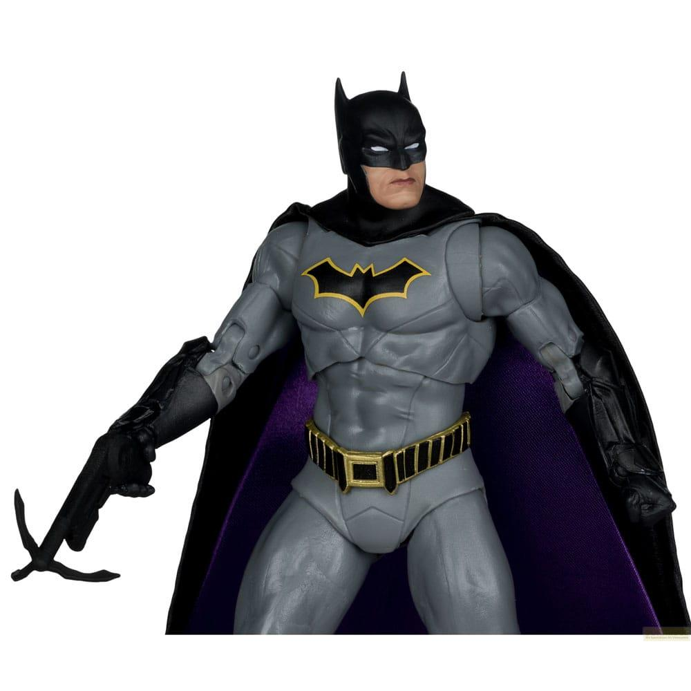 Action figure di Batman grigia con mantello interno viola e cintura gialla.