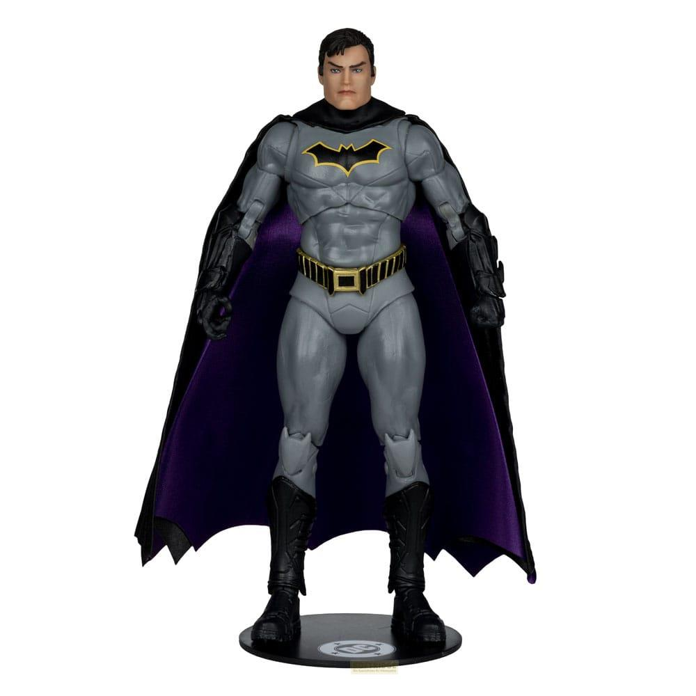 Figura di Batman in costume grigio, mantello nero foderato di viola, simbolo giallo.