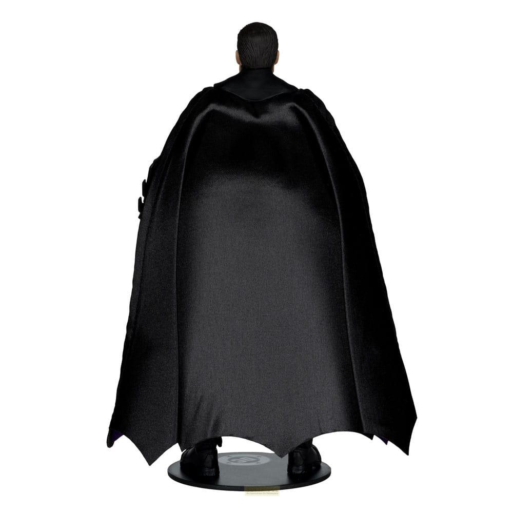 Vista posteriore di una figura di Batman con mantello nero, su base rotonda.