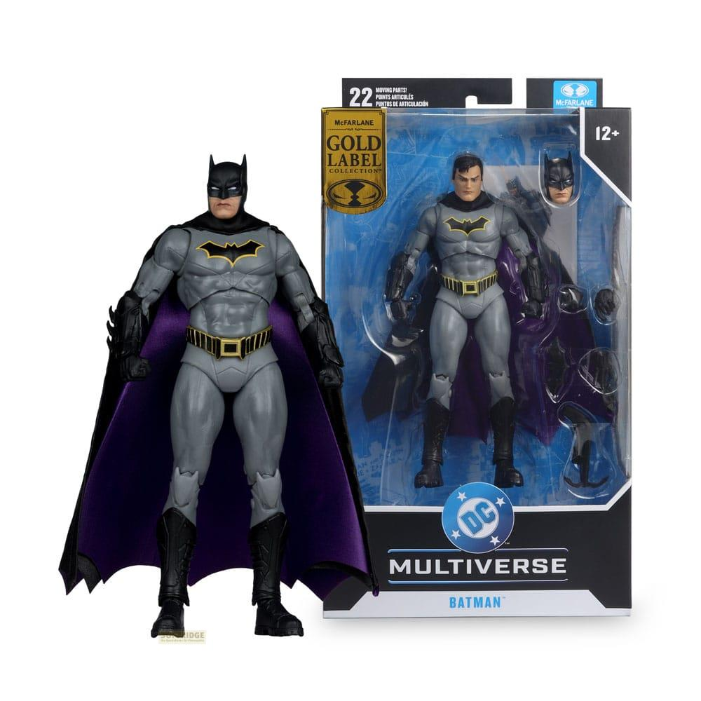 Action figure di Batman in costume grigio e viola, con mantello e cintura.