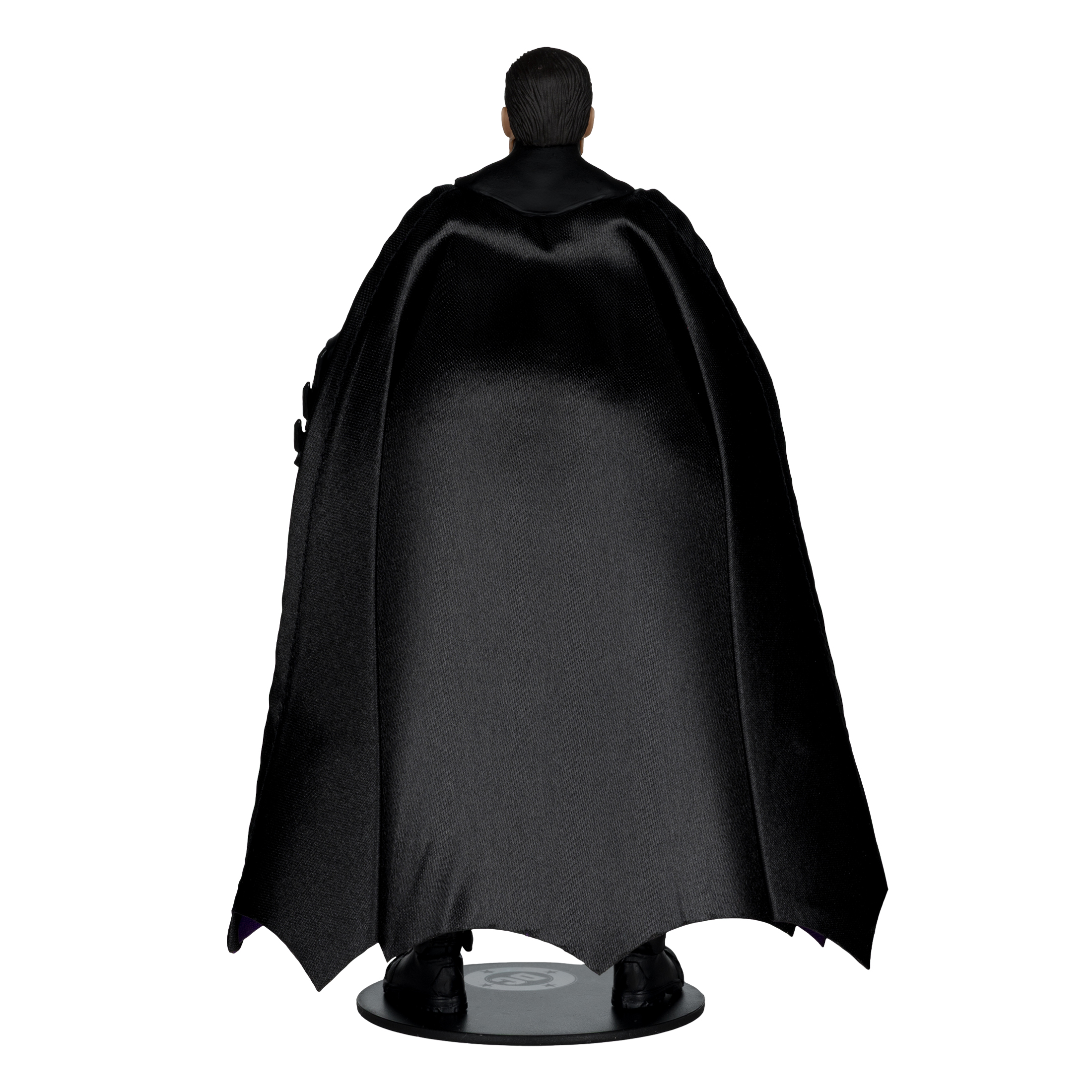 Vista posteriore di action figure con mantello nero, su base.