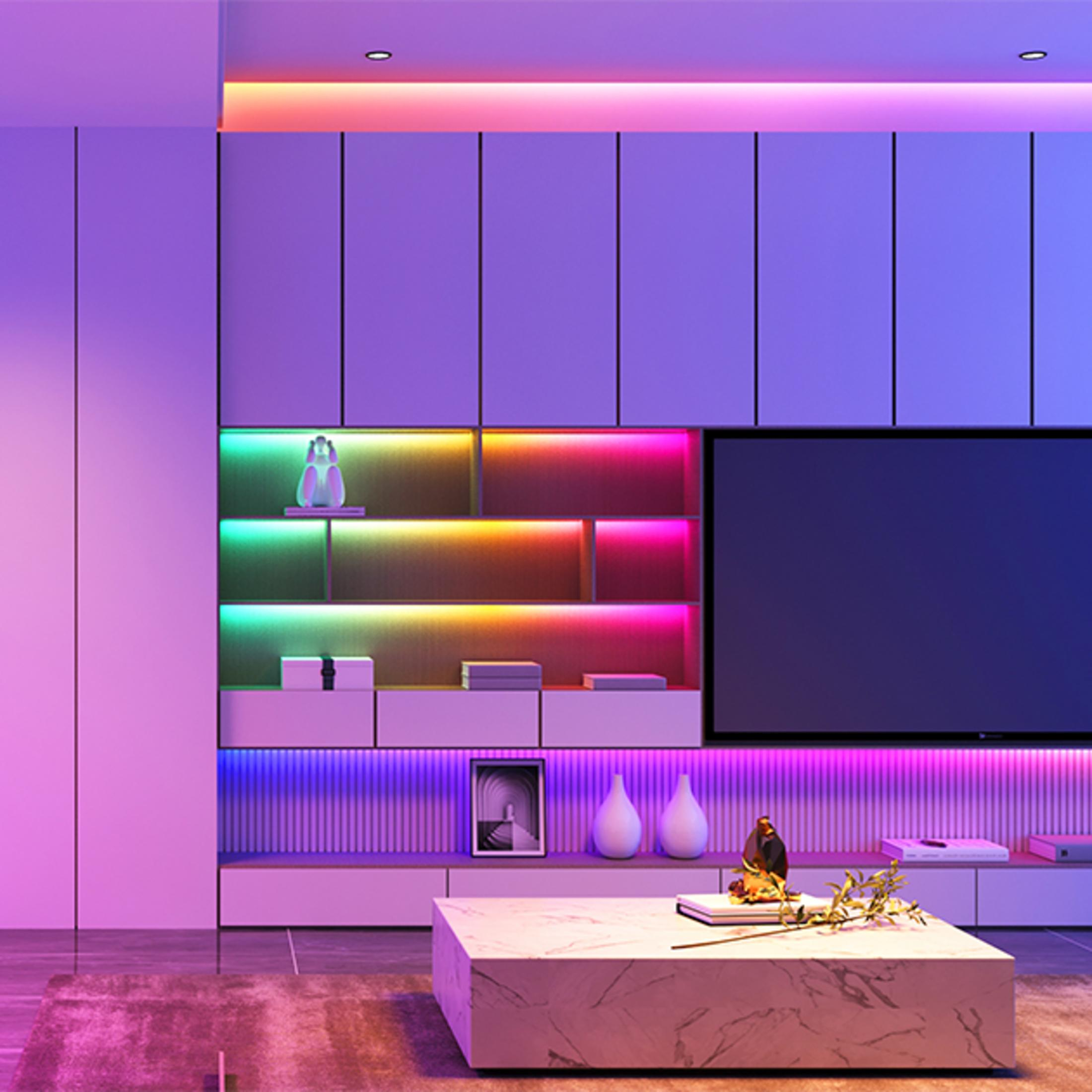 Soggiorno moderno con mensole illuminate e tavolino in marmo.