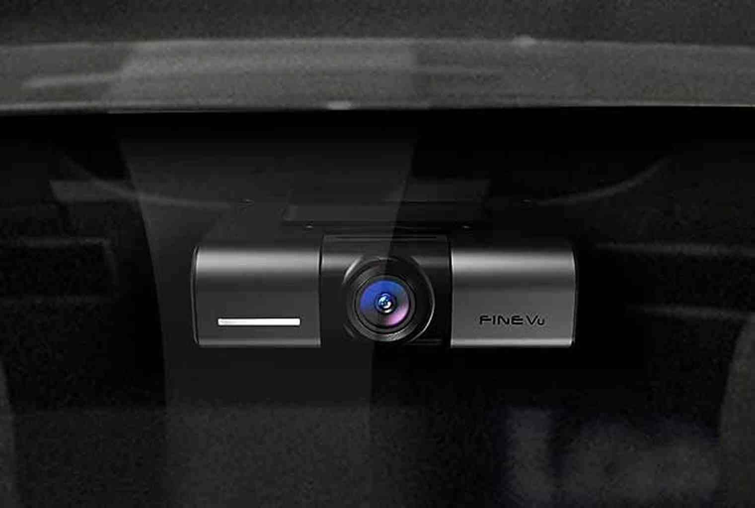 Een zwarte dashcam met blauwe lens is op een voorruit gemonteerd.