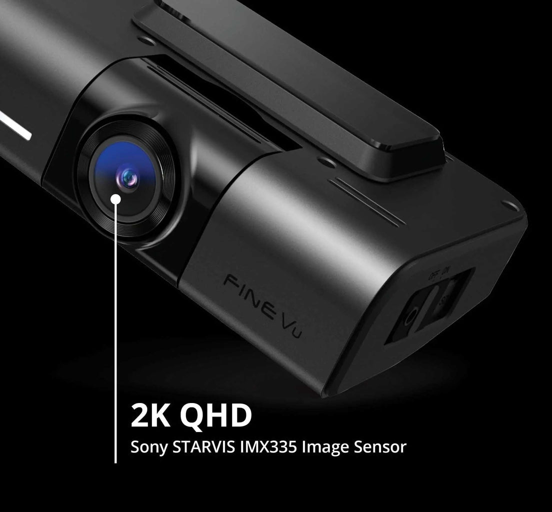 Zwarte dashcam met "FINE VU"-logo, close-up van de lens.