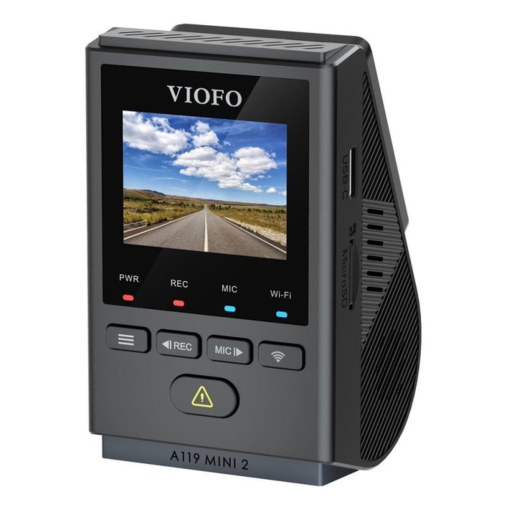 Dashcam VIOFO mostra strada; luci PWR, REC, MIC, Wi-Fi; slot USB-C, MicroSD.