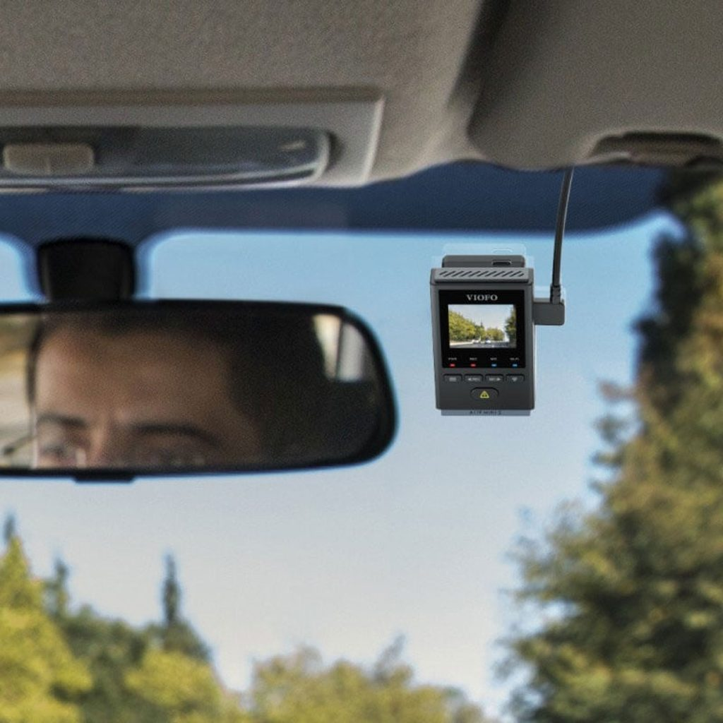 Una dashcam è montata sul parabrezza dell'auto.