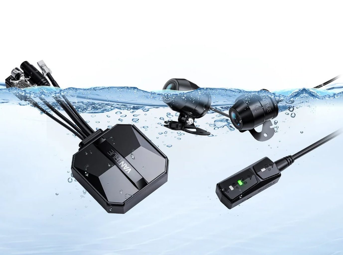 Zwarte elektronische componenten, inclusief een regelunit en camera's, ondergedompeld in water.