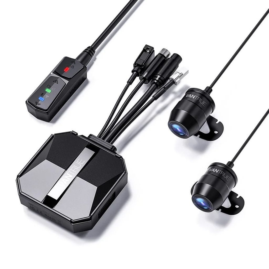Zwarte Vantrue dashcam-accessoires: hoofdunit, afstandsbediening en twee camera's.