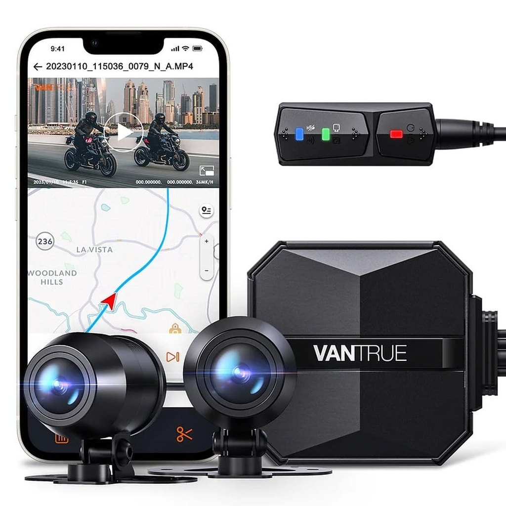 Een smartphone toont een dashcam-app met kaart en video. Twee camera's en een bedieningseenheid worden getoond.