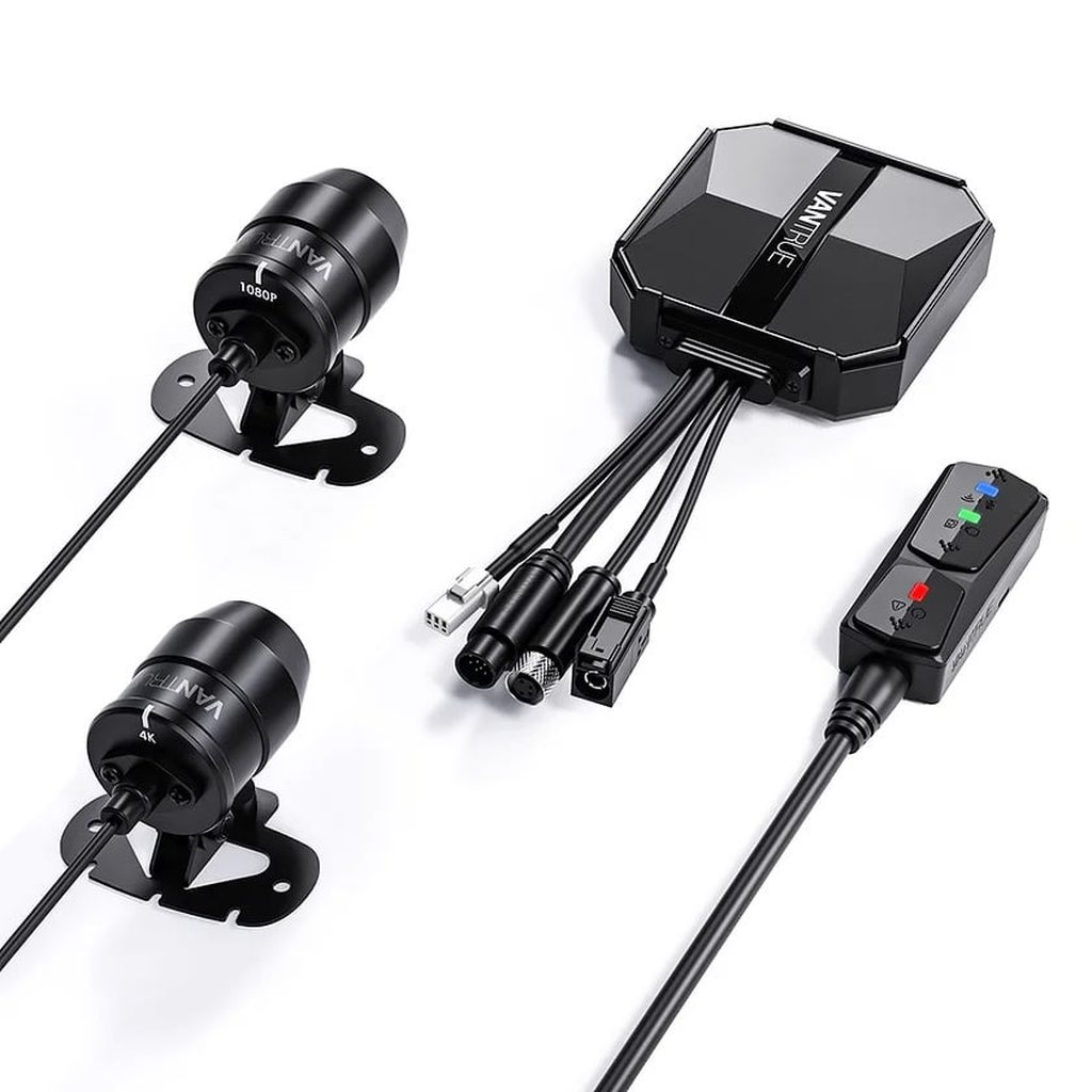 Zwarte Vantrue dashcam-unit met twee camera's en een afstandsbediening.