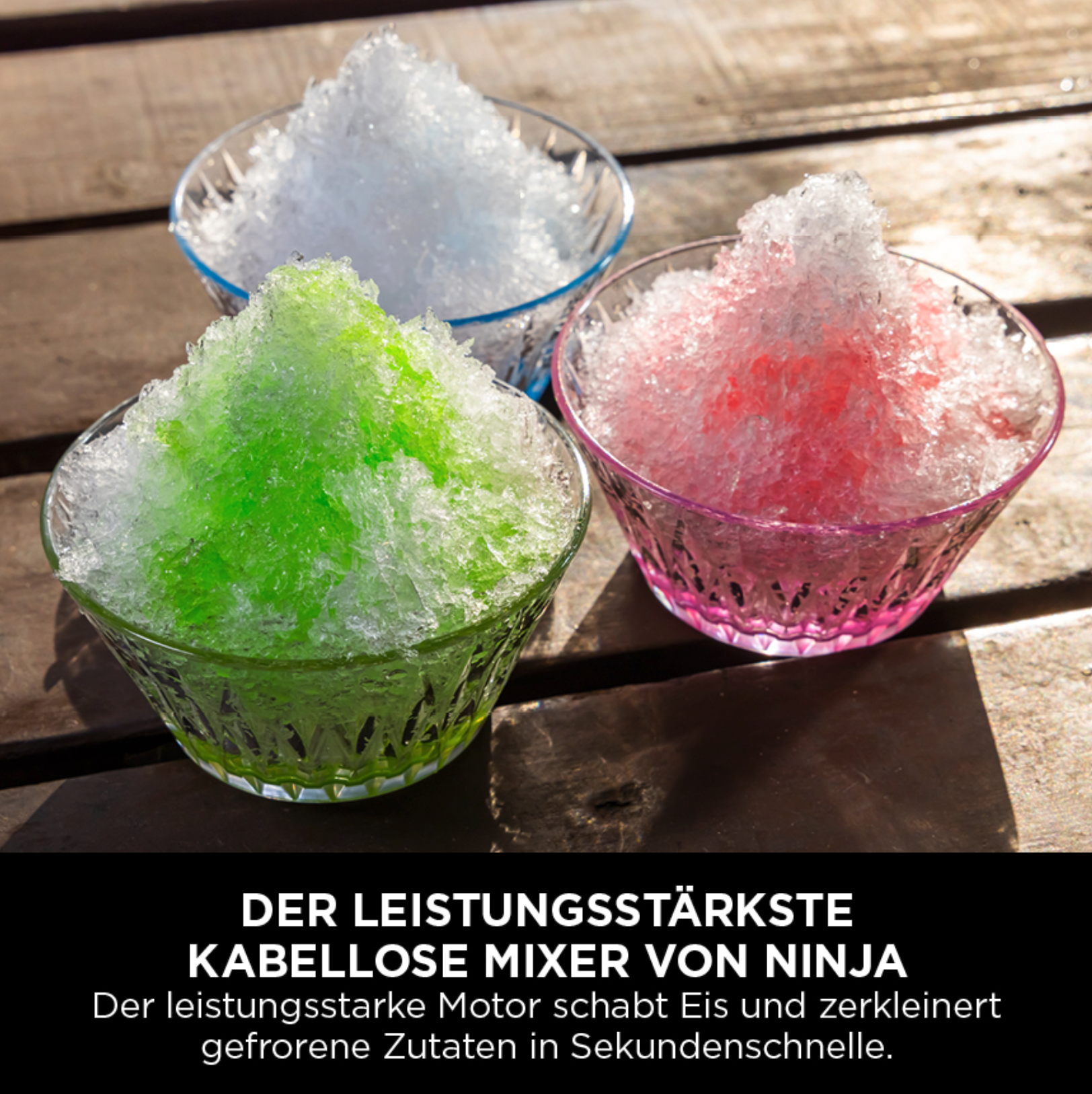 Tre ciotole di ghiaccio tritato colorato: verde, bianco e rosa.