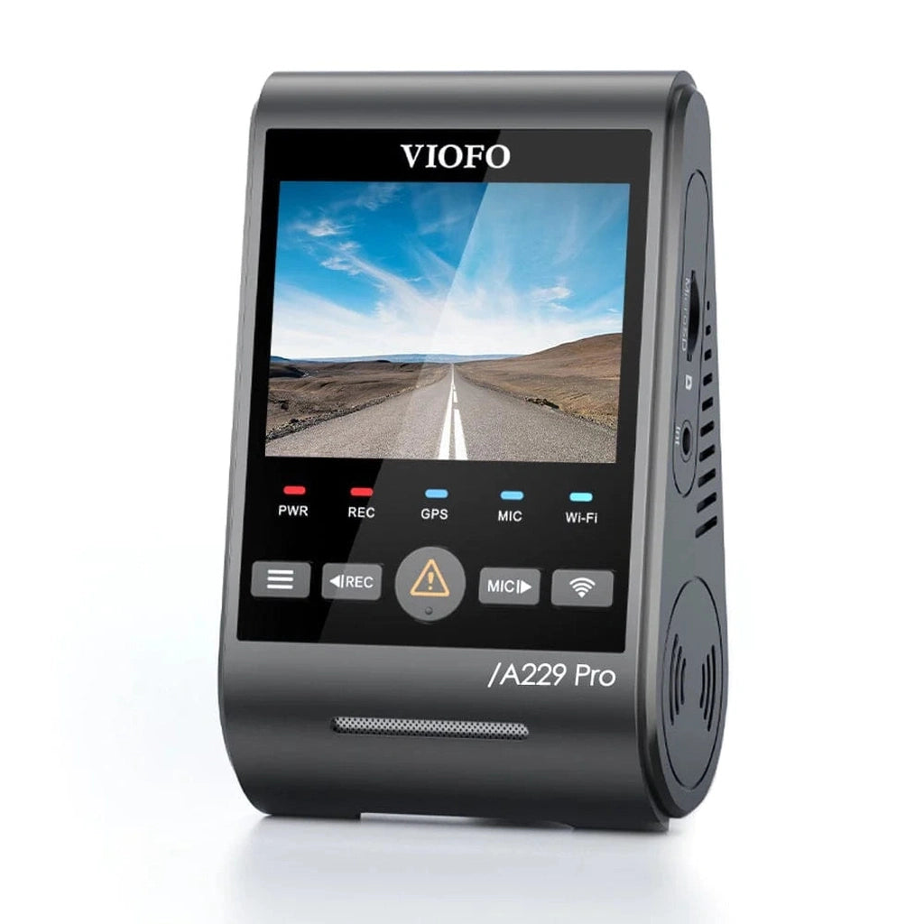 Dashcam VIOFO A229 Pro con schermo, mostra una strada sotto un cielo blu.