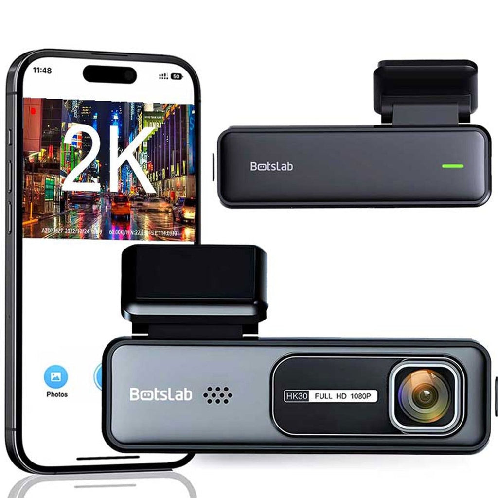 Een smartphone toont een 2K nachtelijk stadsgezicht naast twee dashcams.