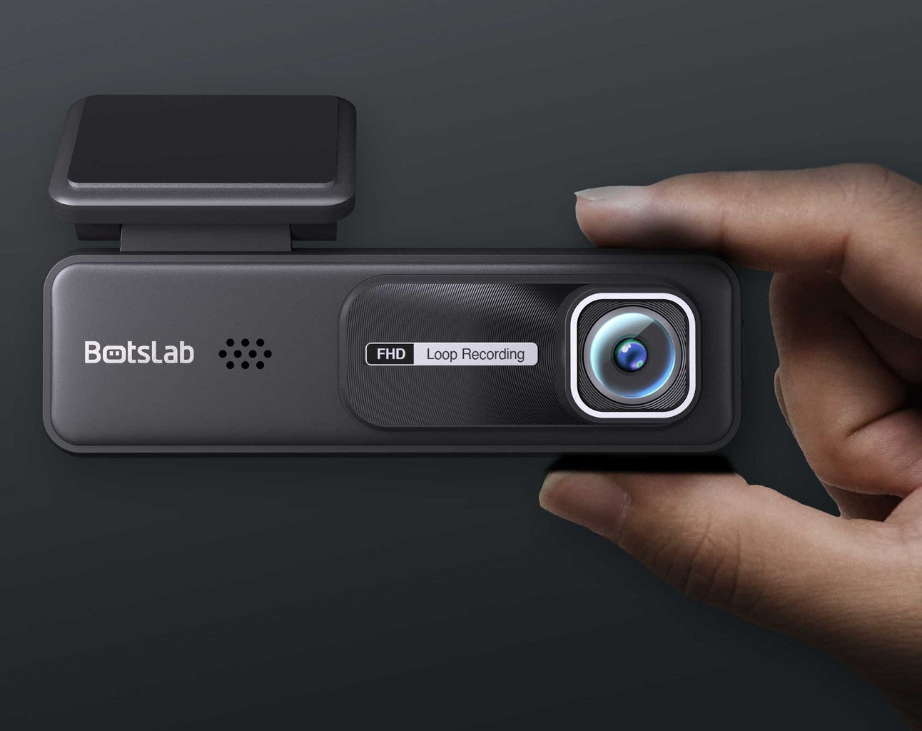 Een hand houdt een zwarte dashcam met Botslab-logo en FHD-opname vast.