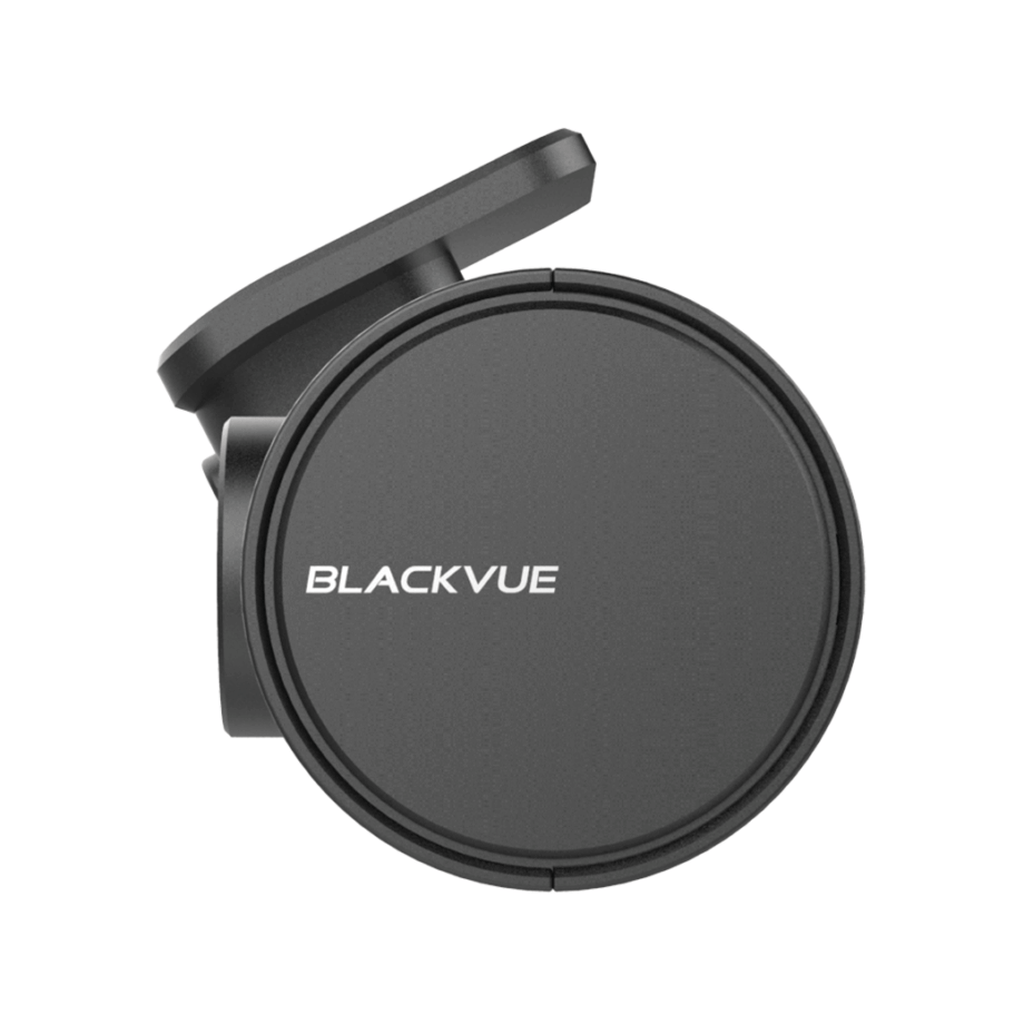 Een zwarte Blackvue dashcam lens met zilveren ring op witte achtergrond.