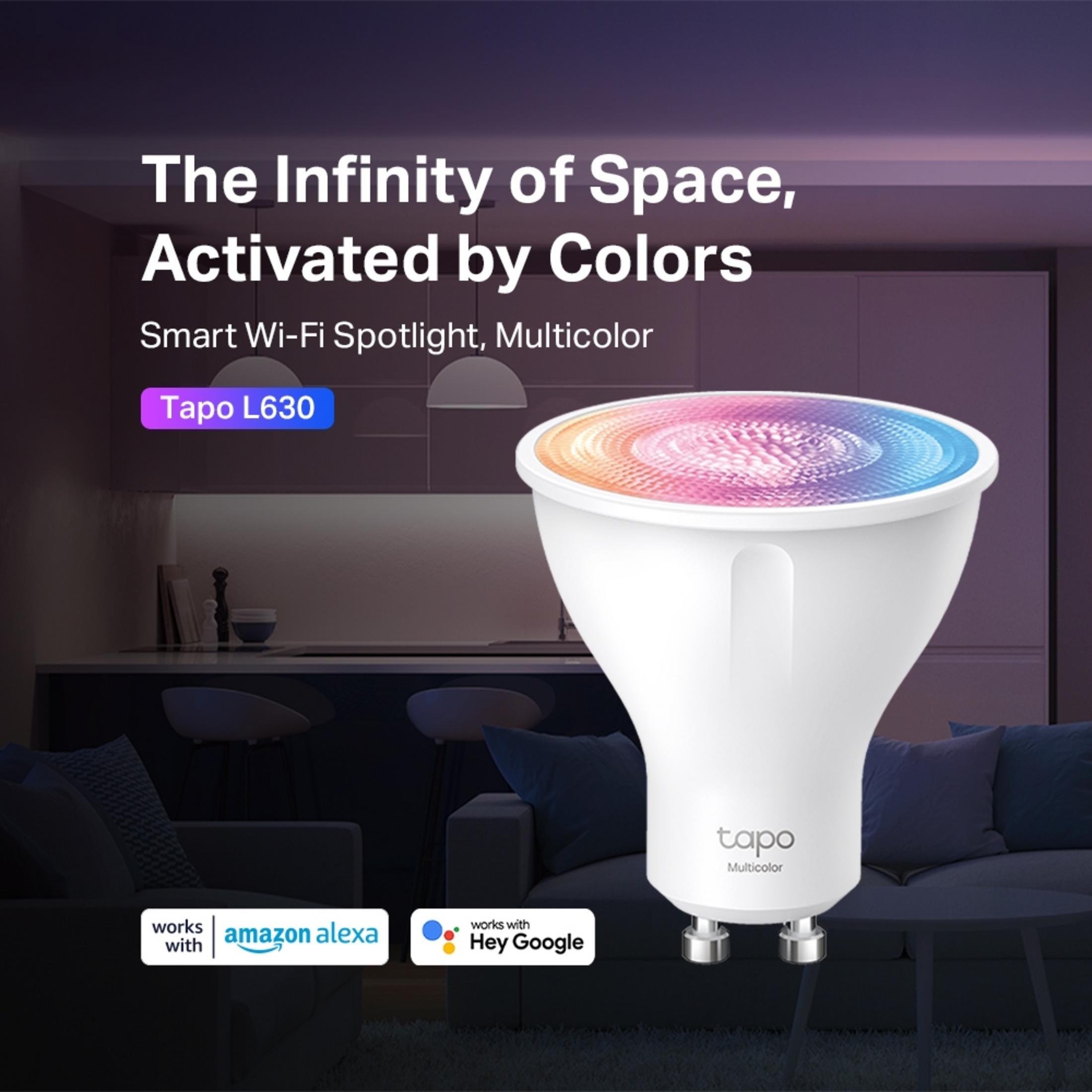 Un spot intelligent Tapo L630 multicolore est dans un salon.