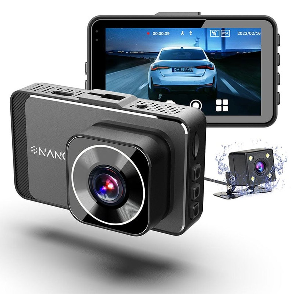 Zwarte dashcam met achteruitrijcamera. Het scherm toont een auto die 's nachts rijdt.