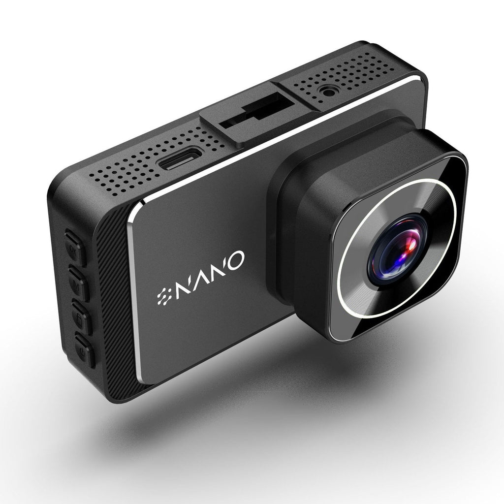 Een zwarte auto dashcam met "NANO" logo en lens.
