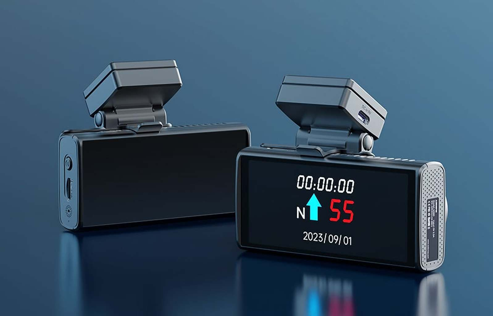 Twee zwarte dashcams op blauwe achtergrond. Eén toont 00:00:00, N, pijl omhoog, 55 en datum.