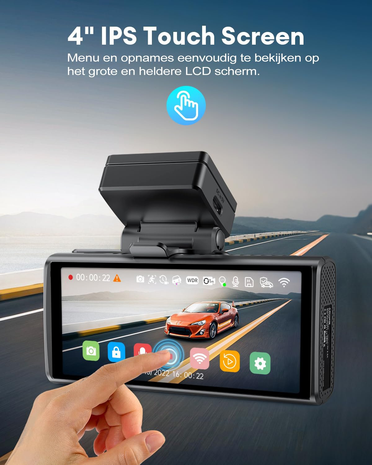 Een vinger tikt op het touchscreen van een dashcam met een oranje auto.