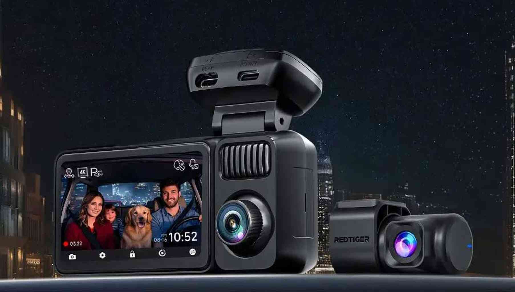 Twee dashcams tegen een nachtelijke skyline. Eén toont een gezin in een auto.