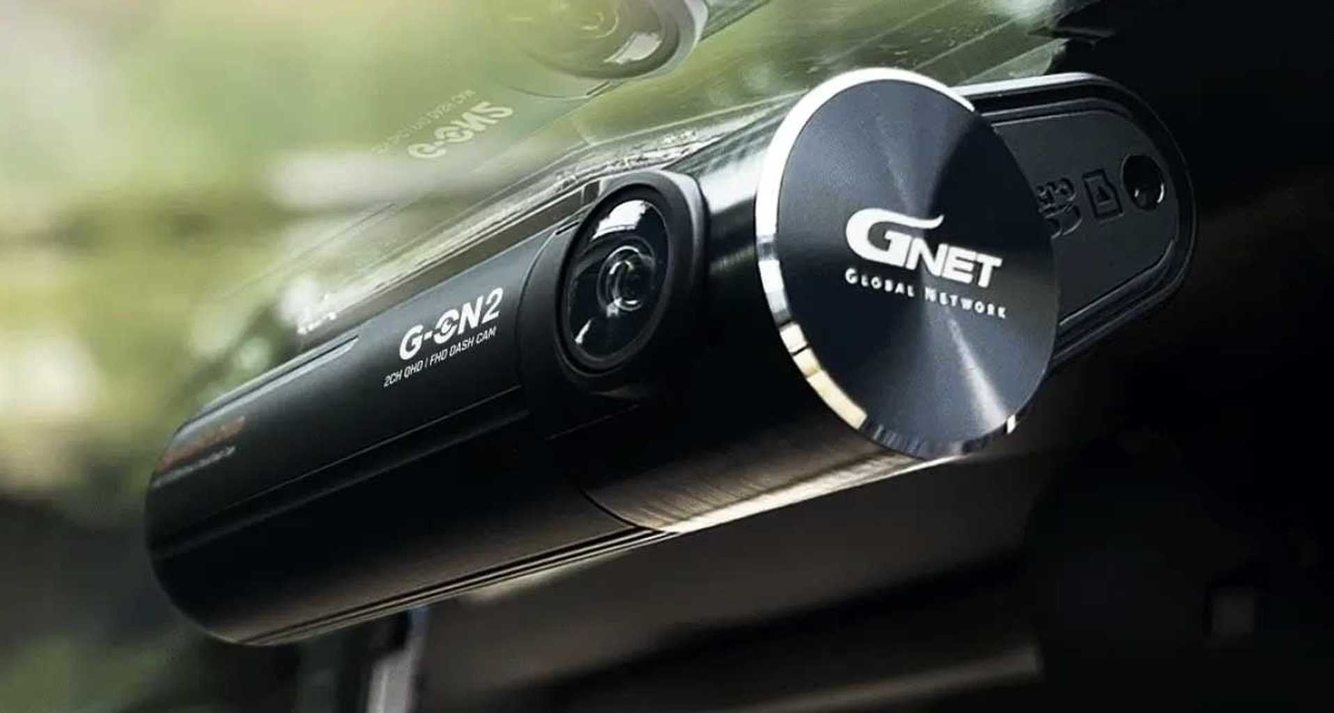 Zwarte GNet dashcam met GNet-logo, gemonteerd op voorruit.