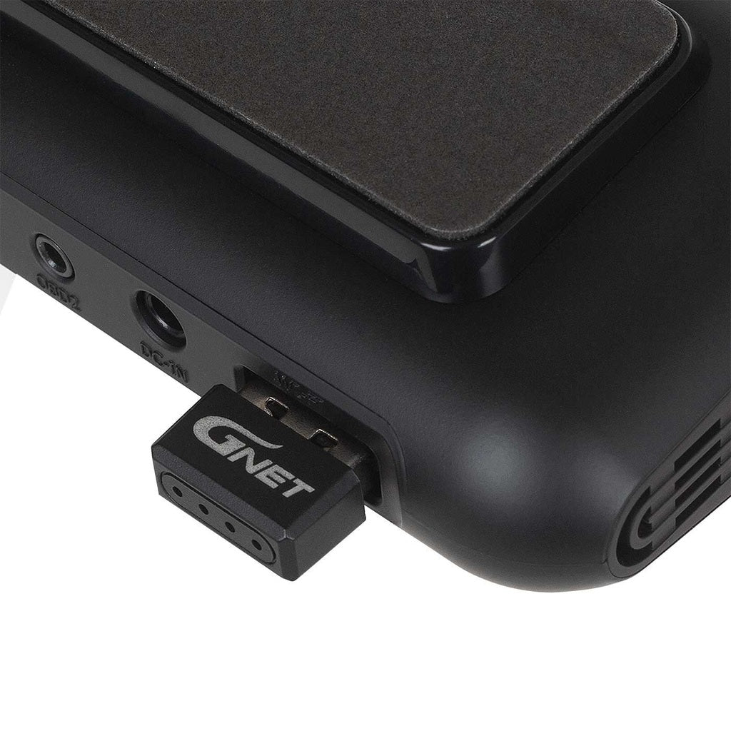 Een zwarte GNET-adapter is aangesloten op een zwart apparaat met OBD2- en DC-IN-poorten.