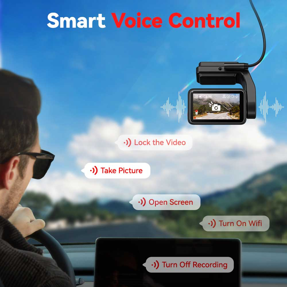 Man in auto bedient een dashboardcameramysteem met spraakbesturing.