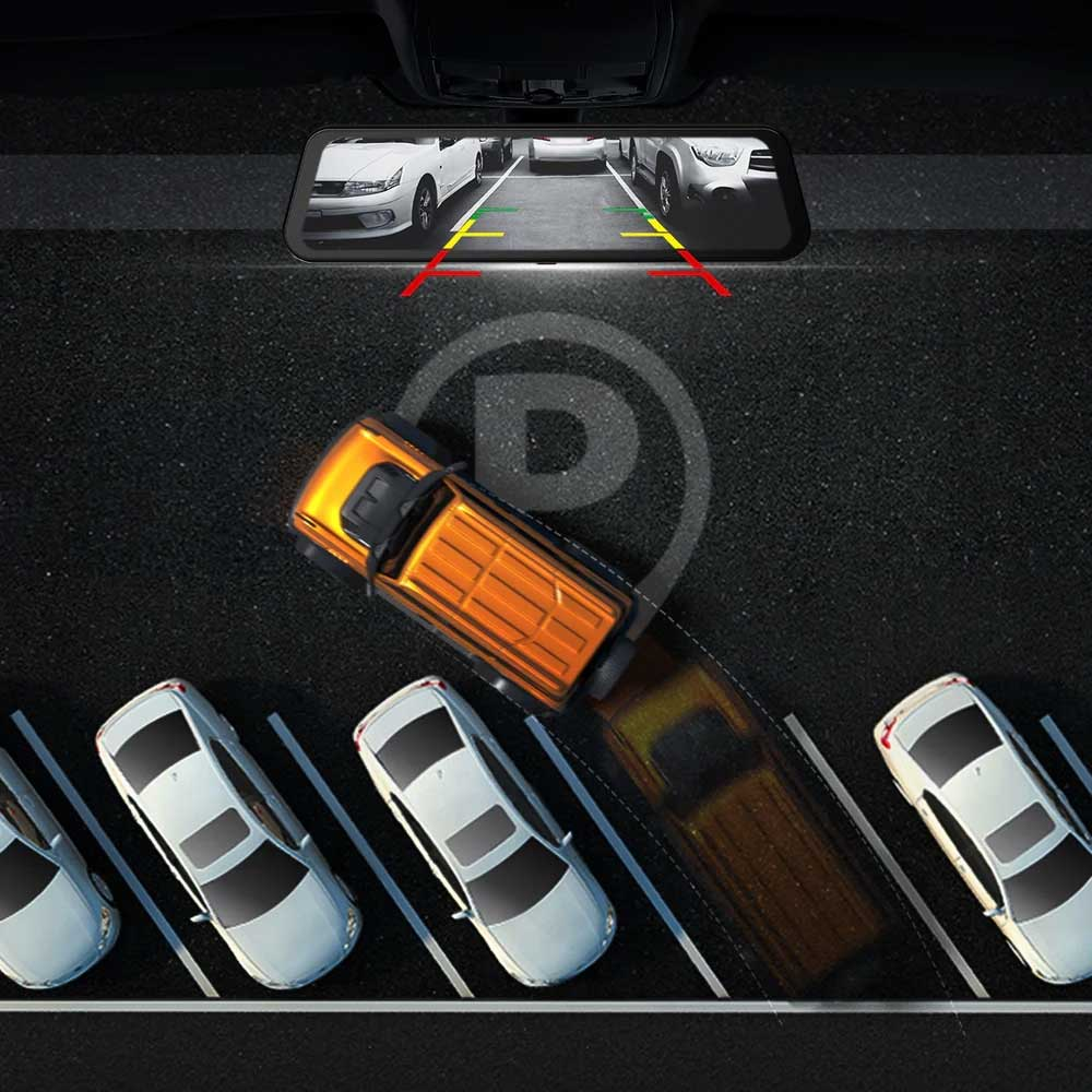 Een oranje SUV parkeert achteruit tussen witte auto's, camerabeeld.
