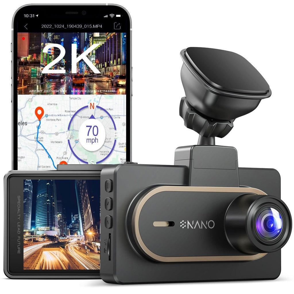 Dashcam en smartphone tonen stadskaart en snelwegrijbeelden.