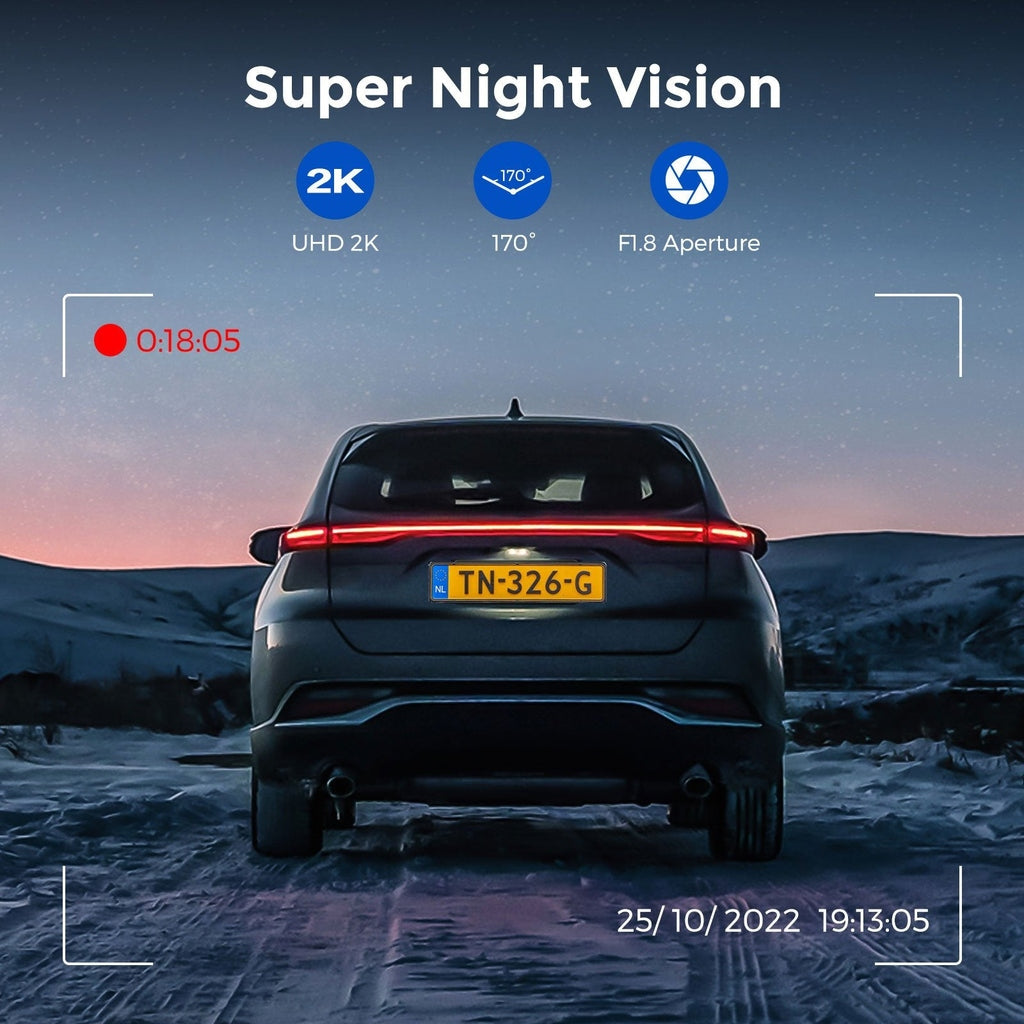 Achterkant van een auto 's nachts met 'Super Night Vision' tekst.