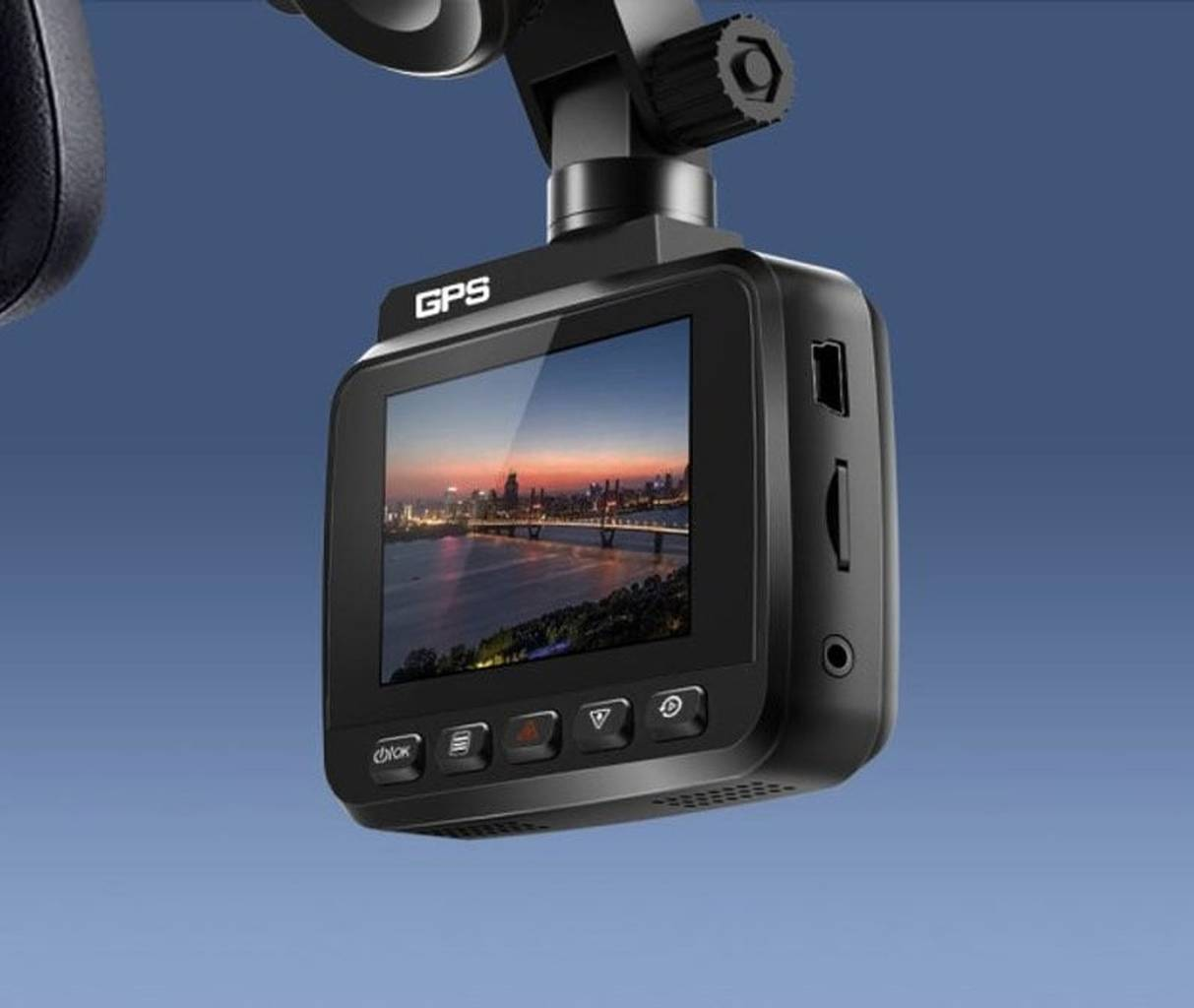 Een zwarte GPS-autocamera met een scherm dat een stadsgezicht bij zonsondergang toont.