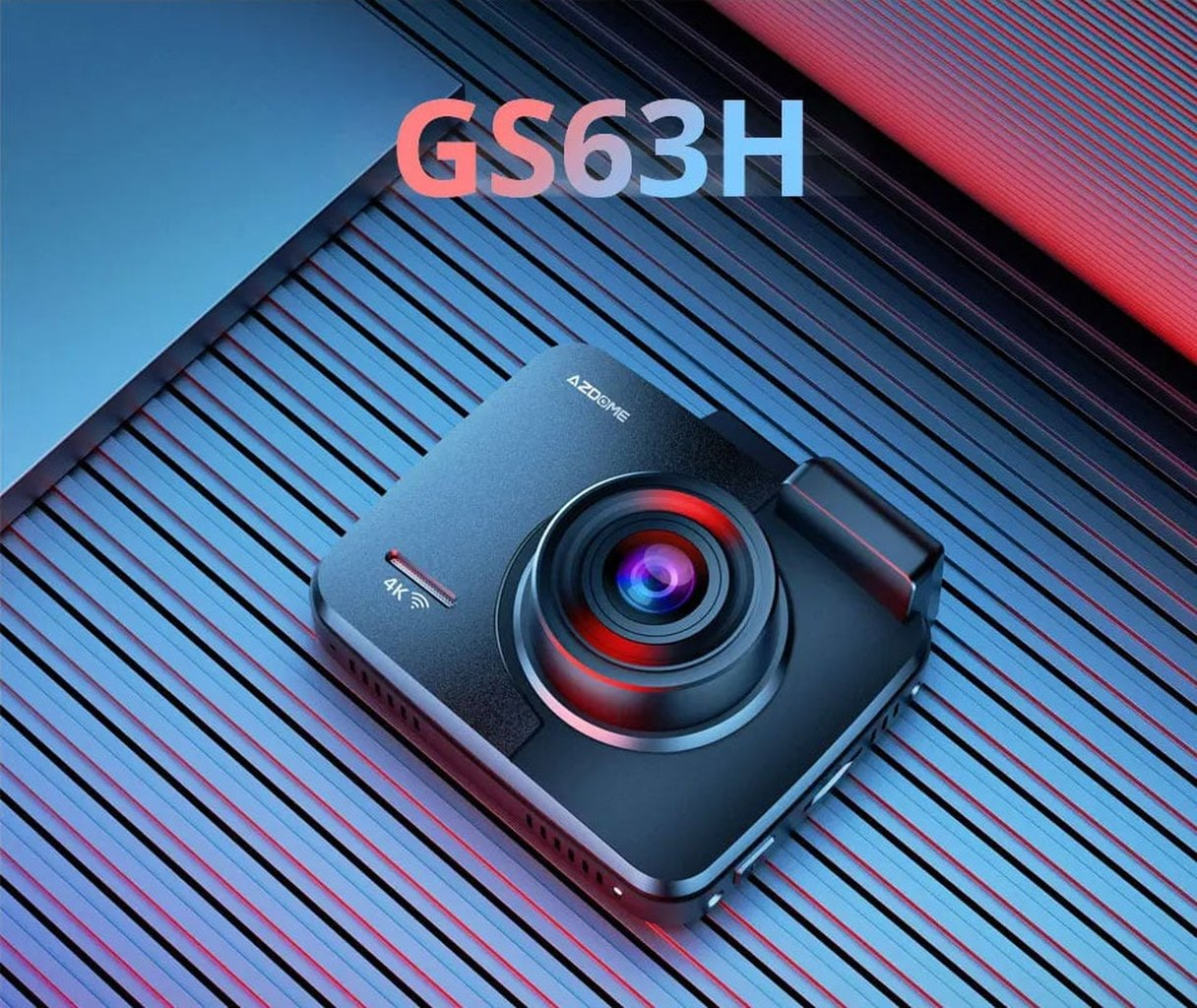 Zwarte AZDOME GS63H dashcam op een gestreepte achtergrond.