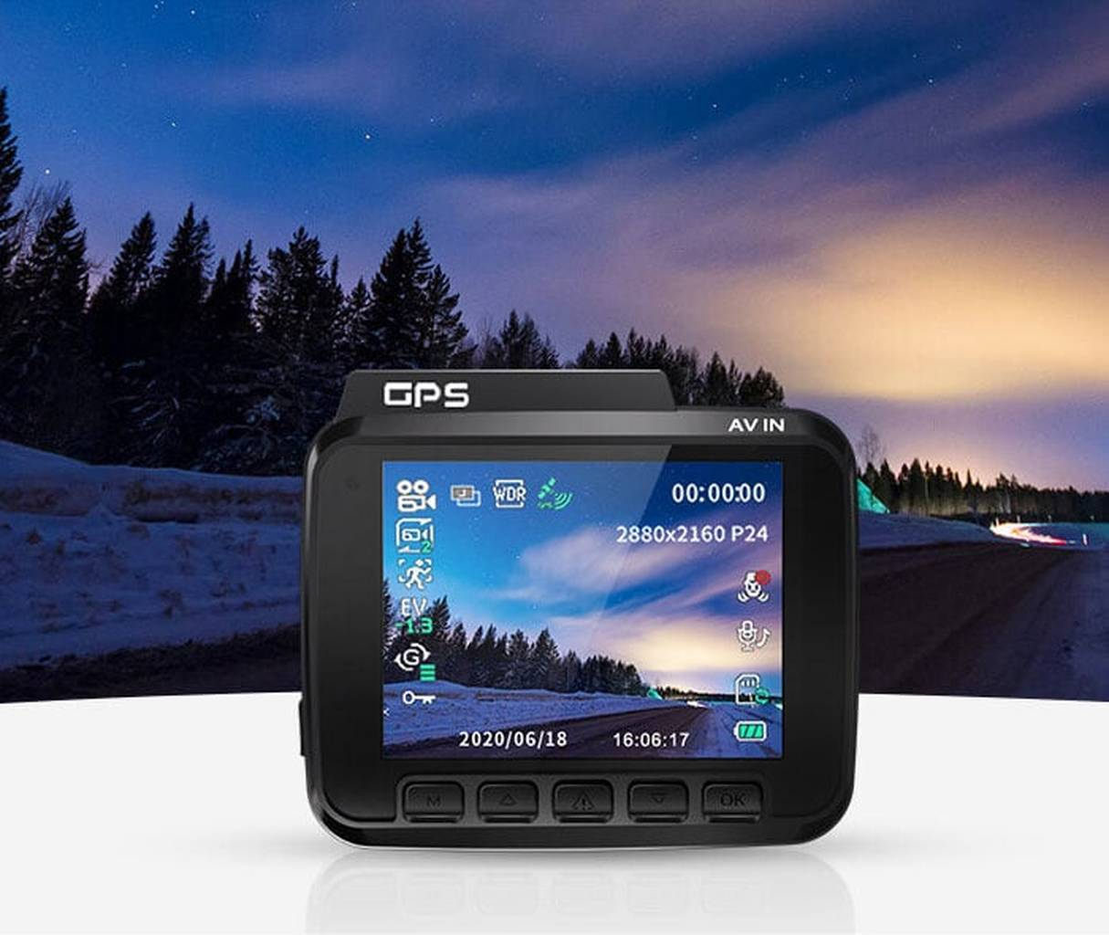 Dashcam toont nachtelijke weergave. Iconen geven GPS, WDR, opname aan.