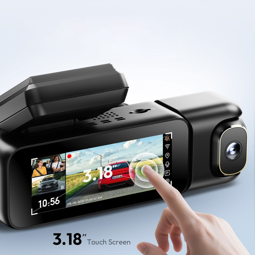 Een zwarte dashcam met touchscreen toont een rode en grijze auto-opname.