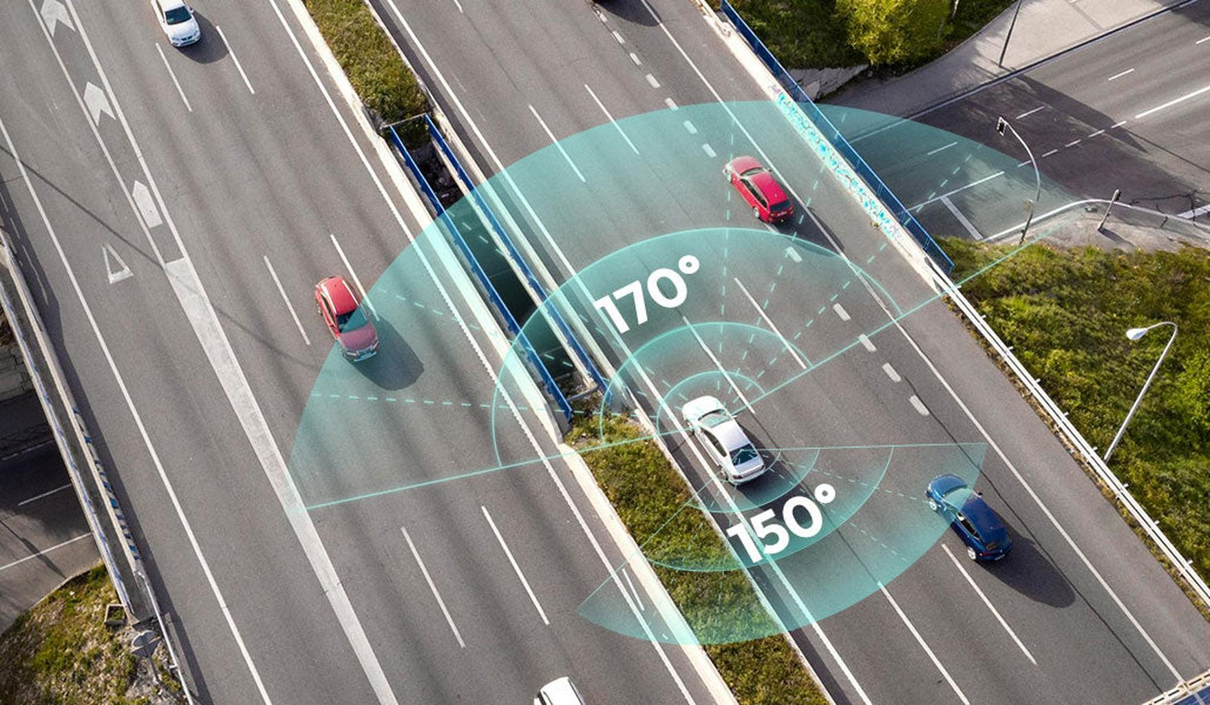 Auto in autostrada con visualizzazione sensori