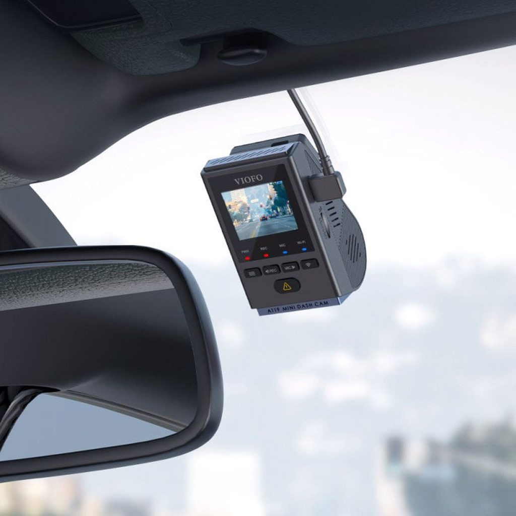 Vooraanzicht van een auto dashcam die een straatscène opneemt.