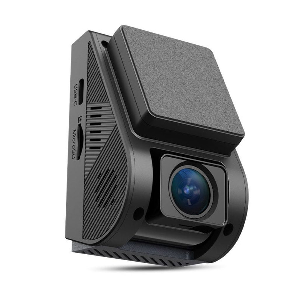 Zwarte dashcam kubus met lens, USB-C en MicroSD poorten.